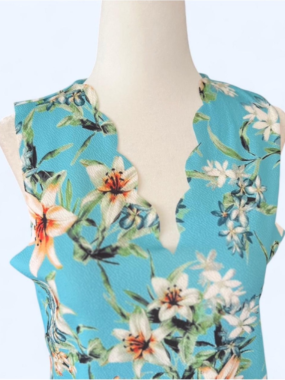 Stella + Ginger Blue Floral Tank Top Scalloped V-Neck Lily Print S
